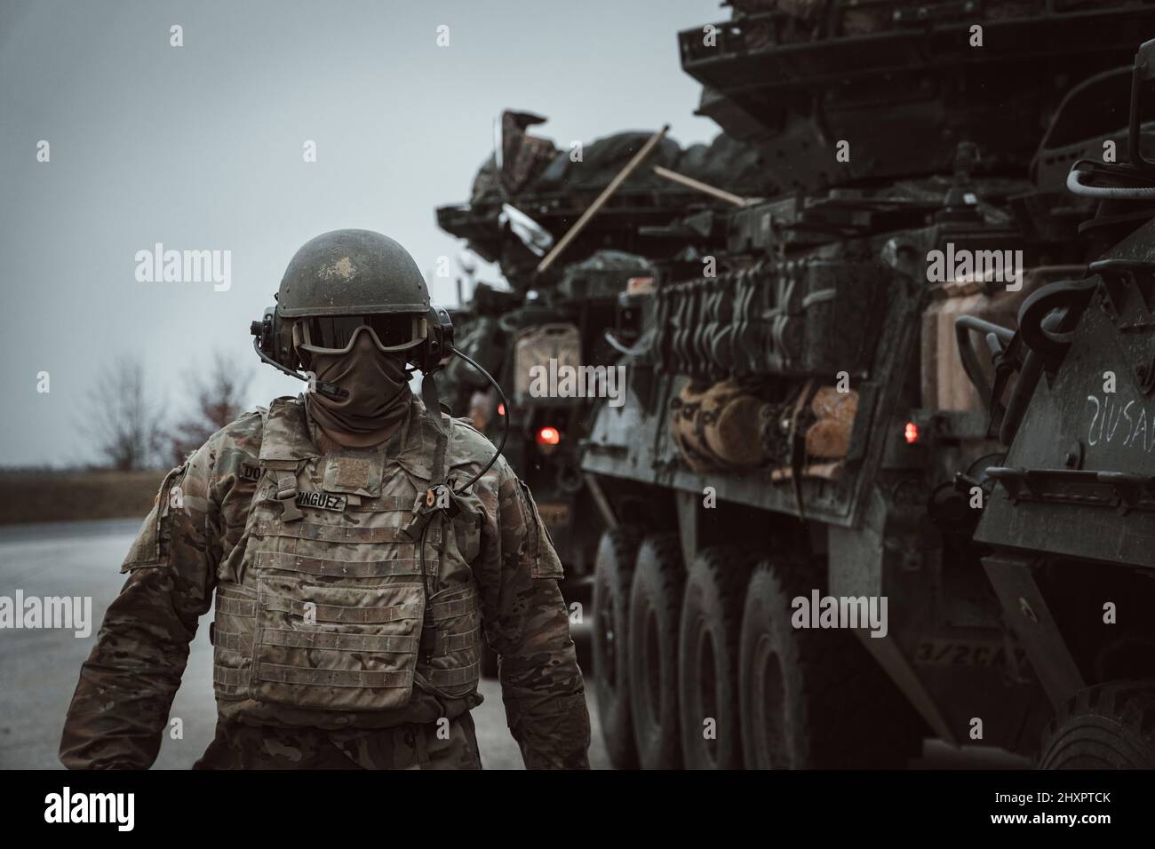 Un soldato dell'esercito degli Stati Uniti ha assegnato a 3rd Squadron, 2D il reggimento di Cavalry effettua i controlli pre-combattimento prima di schierarsi su una marcia tattica di strada il 21 febbraio 2022. 2Cr conduce una strada tattica invernale a oltre 1500 km dalla Germania alla Lettonia per dimostrare la sua capacità di dispiegarsi in un ambiente austero, promuovere le relazioni multinazionali e aumentare l'interoperabilità con i suoi alleati e partner della NATO. (STATI UNITI Esercito foto di SPC. Nicko Bryant Jr.) Foto Stock