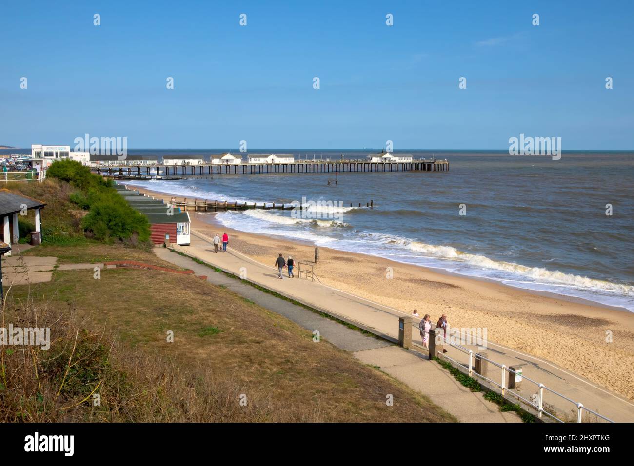 Passeggiata, spiaggia e molo vista da North Parade, Southwold, Suffolk, Inghilterra, Regno Unito Foto Stock