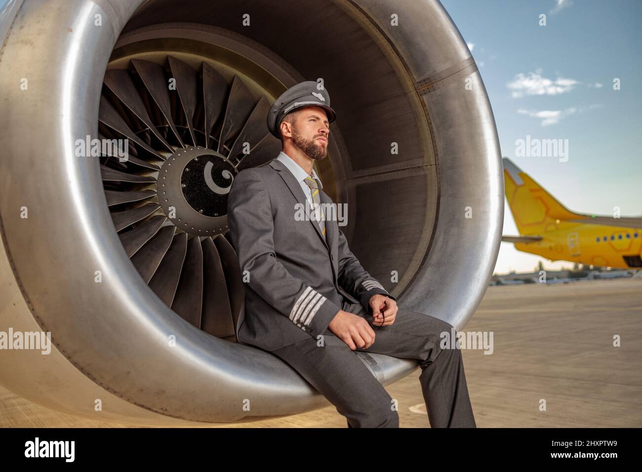 Pilota di aeromobili seduto in motore di aeroplano all'aeroporto Foto Stock