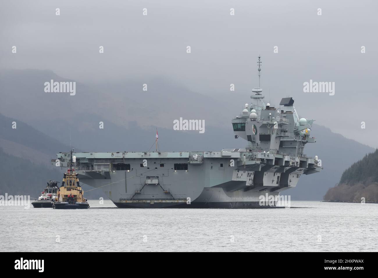 14th marzo 2022. Glenmallan, Scozia, Regno Unito. HMS Queen Elizabeth visita Glenmallan a Loch Long in una visita logistica e per continuare la formazione. Il funzionamento del GPS e le limitazioni dello spazio aereo sono in vigore a causa dell'alto livello di allarme della nave. Foto Stock