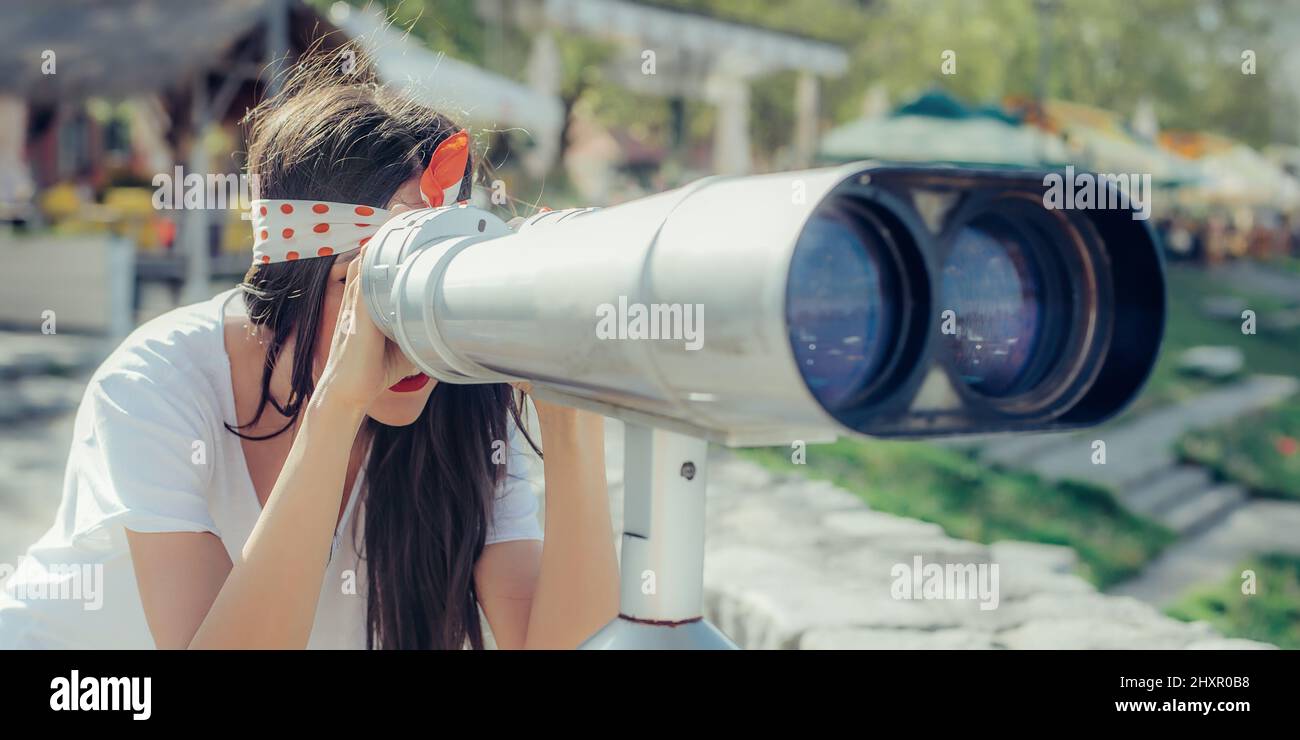 Bella donna che guarda sulla città attraverso il telescopio turistico, Belgrado. Primo piano Foto Stock