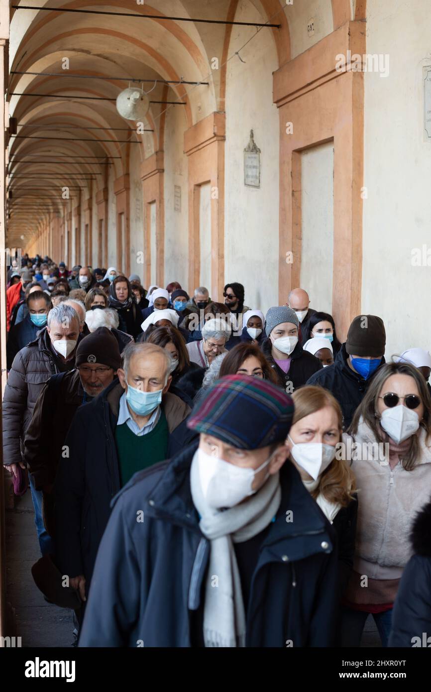 Bologna,Emilia Roman,Italia: Marzo 13,2022. Pellegrinaggio di pace Santuario della Madonna di San Luca a Bologna. Persone unite nella preghiera contro la guerra Foto Stock