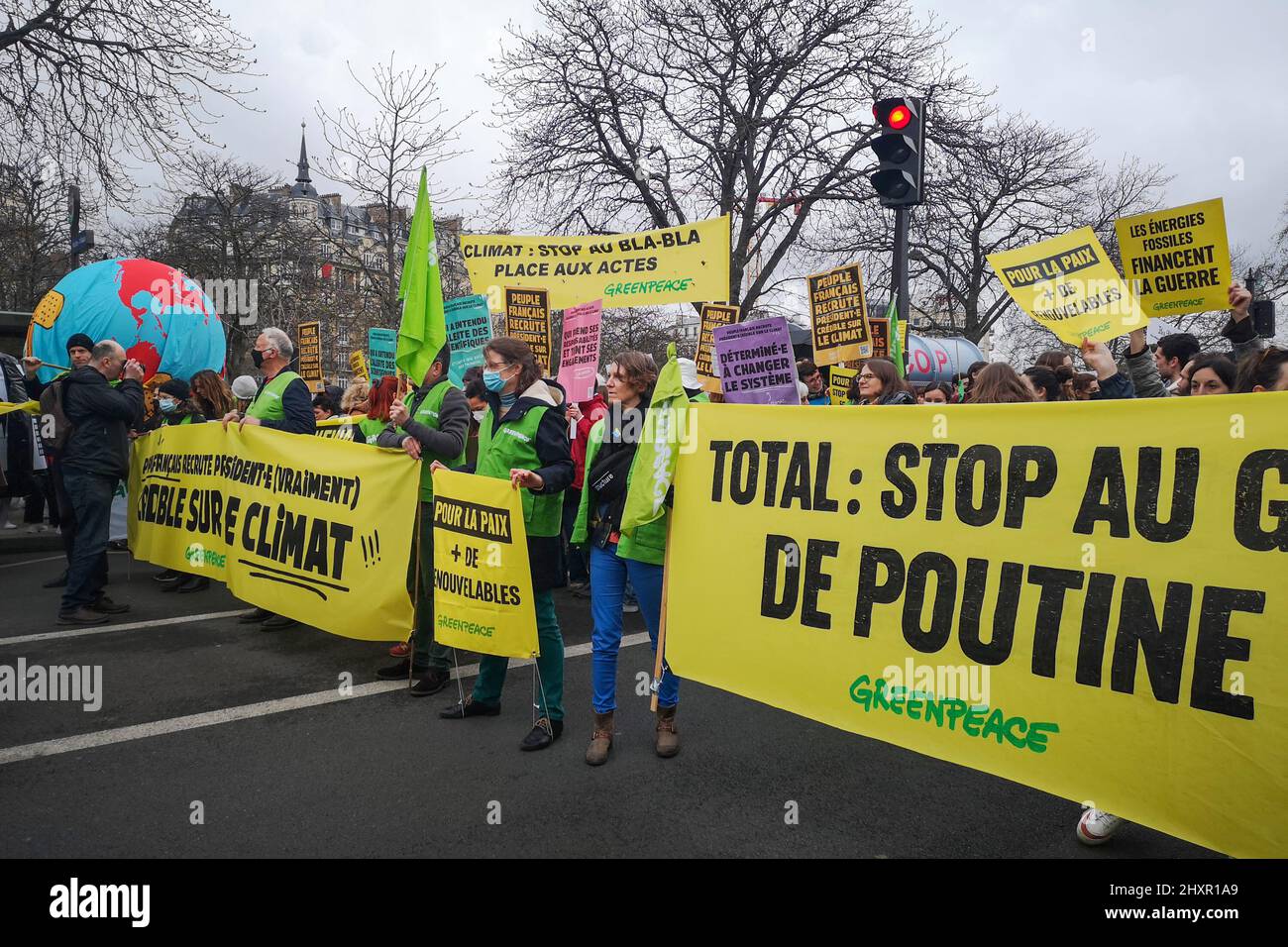 Attivisti di Greenpeace che protestano per la pace e l'ambiente durante la marcia sul clima a Parigi, Francia, il 13 marzo 2022 Foto Stock