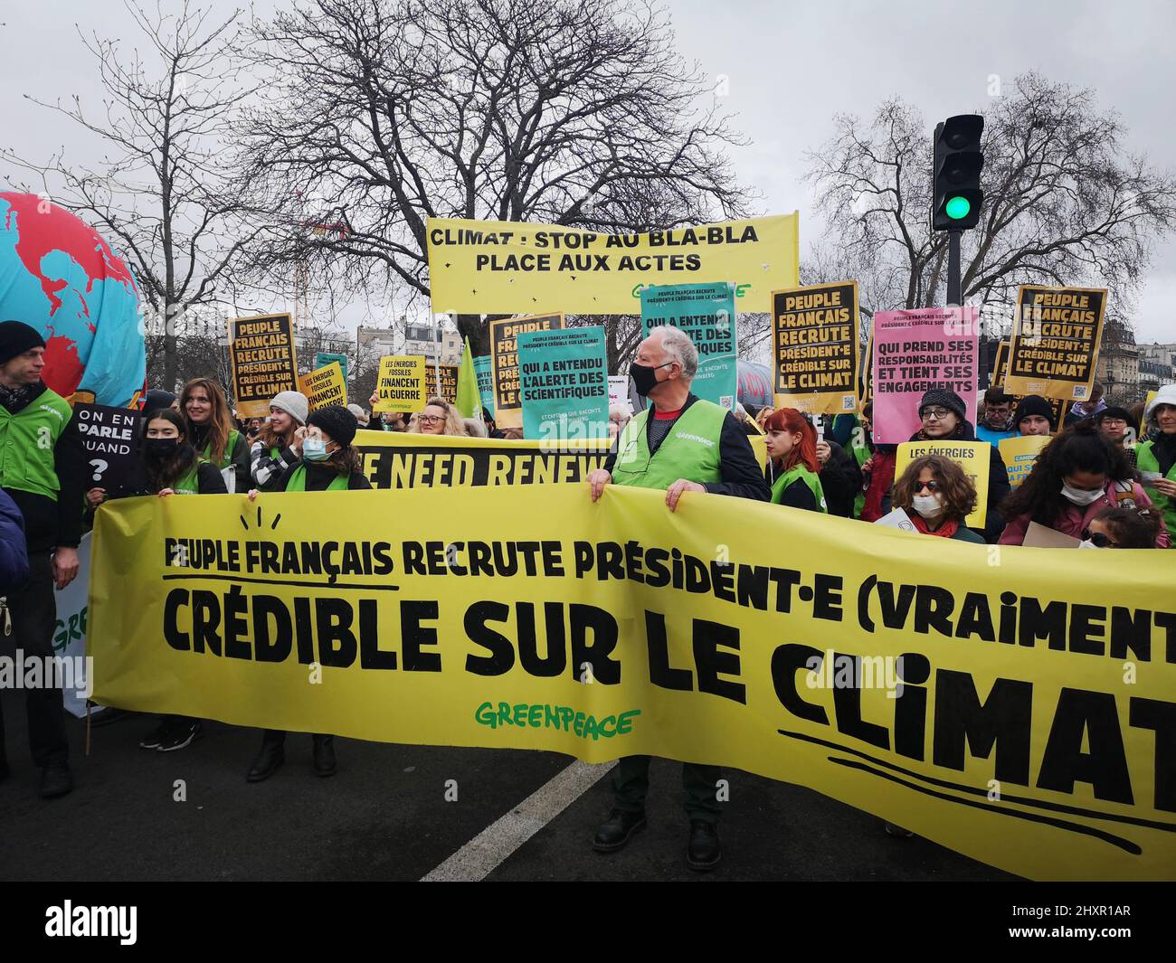 Attivisti di Greenpeace che protestano per la pace e l'ambiente durante la marcia sul clima a Parigi, Francia, il 13 marzo 2022 Foto Stock