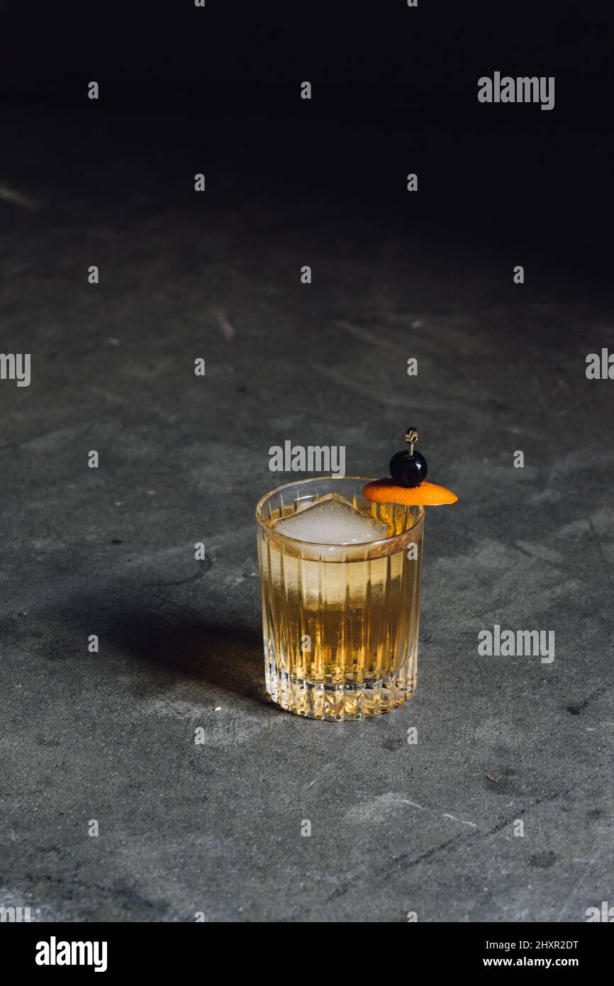 cocktail con highball di whisky Foto Stock