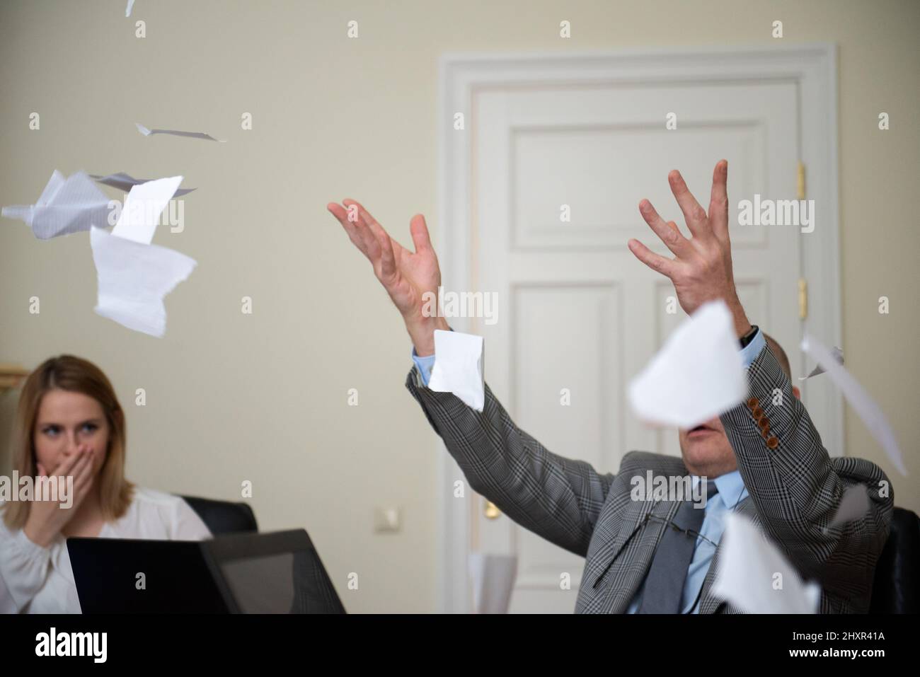 Senior businessman sitting at roundtable meeting and tear document Foto Stock