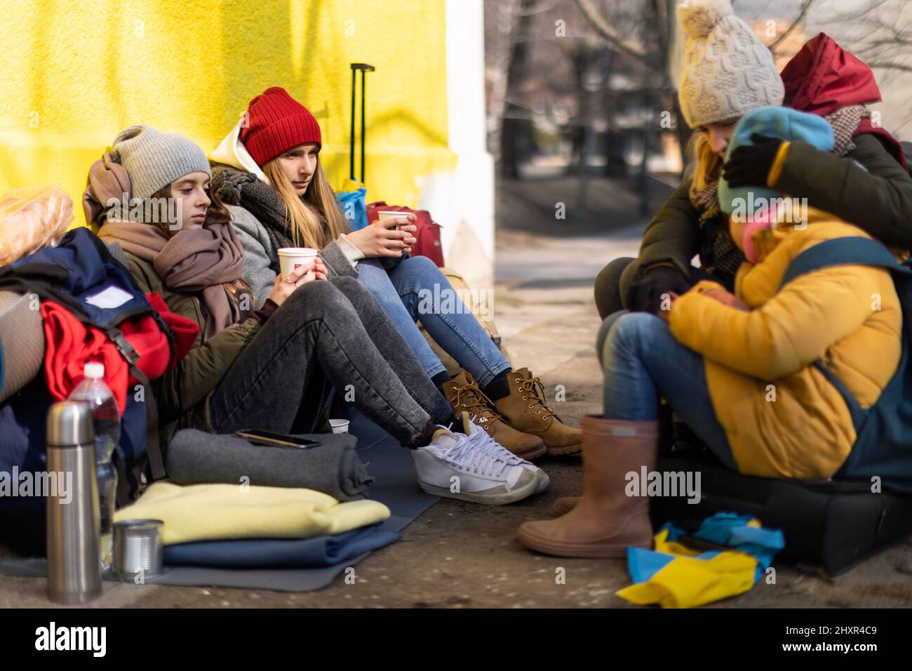 Immigrati ucraini che attraversano la frontiera e si siedono in attesa di registrazione. Foto Stock