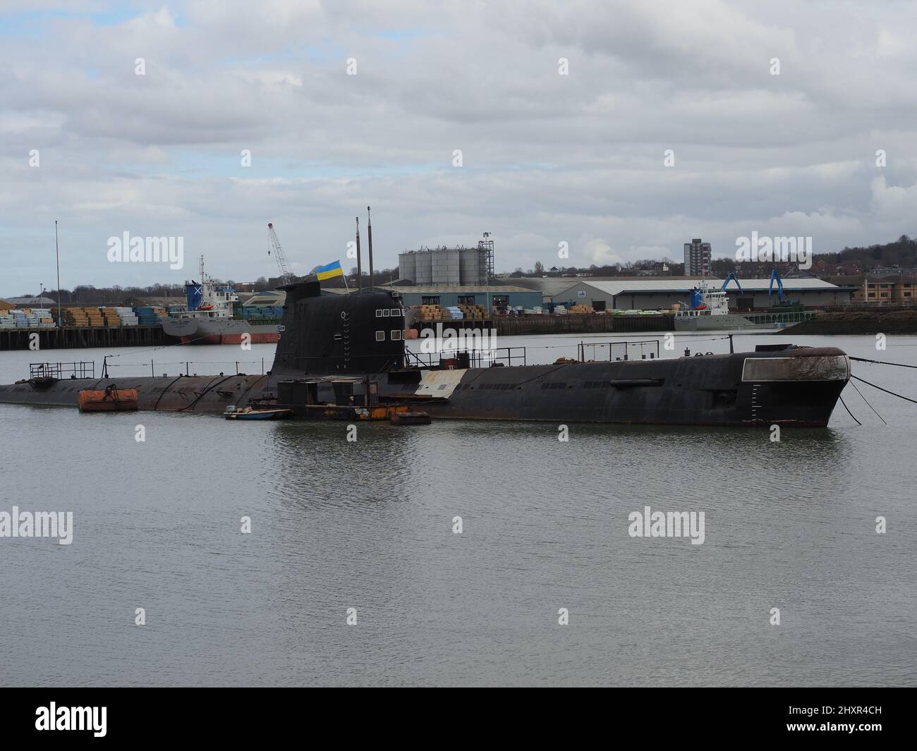 Rochester, Kent, Regno Unito. 14th Mar 2022. Ex-sottomarino russo 'U-475 Black Widow' - un sottomarino della Marina sovietica del periodo della Guerra fredda situato sul fiume Medway vicino Rochester / Strood attualmente sta visualizzando una bandiera Ucraina per mostrare il supporto per il popolo ucraino. Credit: James Bell/Alamy Live News Foto Stock