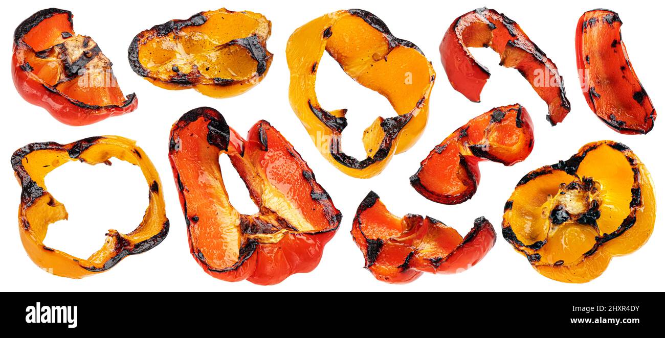 Fette di paprika grigliate isolate su sfondo bianco Foto Stock