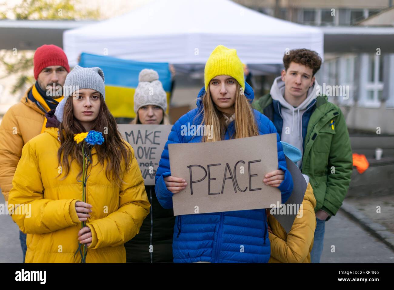 Protesta contro l'invasione russa dell'Ucraina. Persone che tengono canti e striscioni anti-guerra in strada. Foto Stock