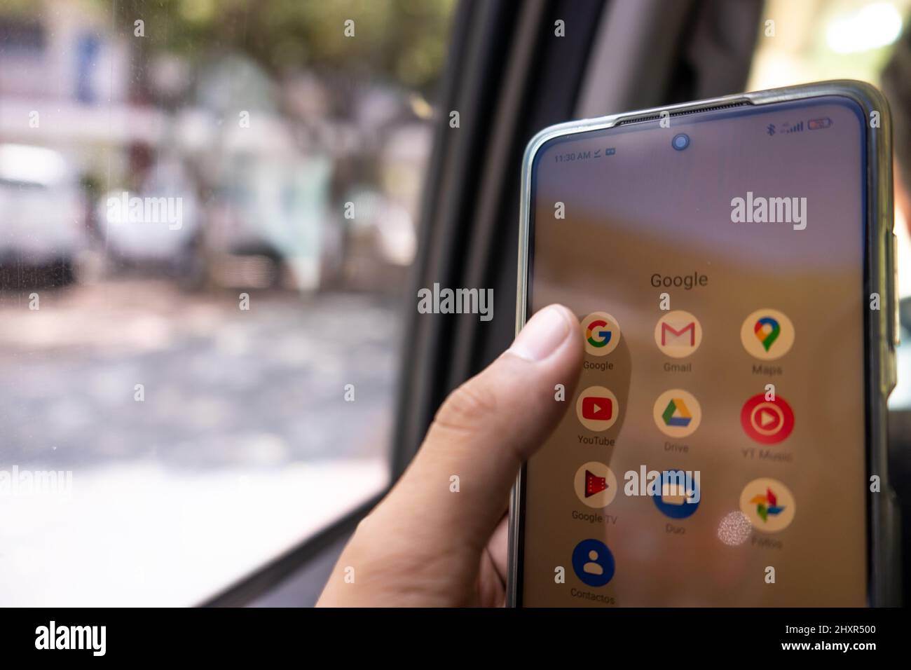 Primo piano di una mano che controlla le sue app Google, Gmail, Google Maps, YouTube Foto Stock