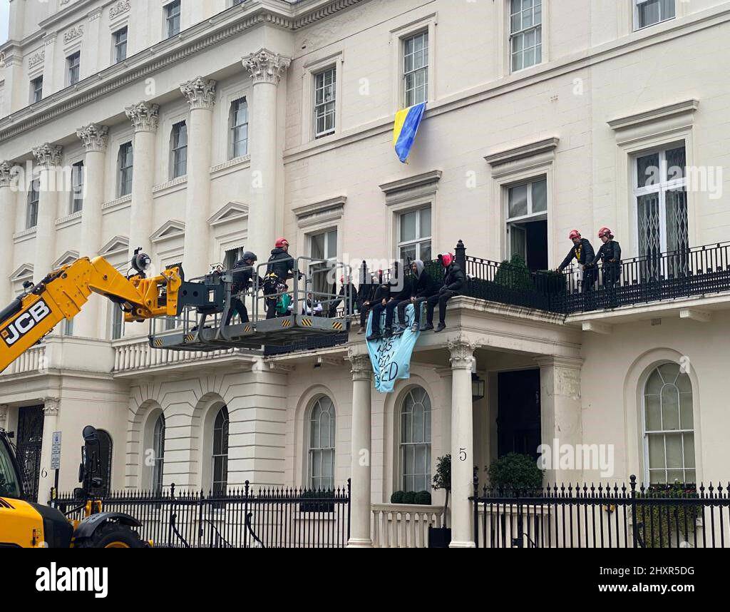 Un selezionatore di ciliegi viene utilizzato per raggiungere una proprietà in Belgrave Square, nel centro di Londra, dove gli squadroni occupano un palazzo appartenente all'oligarca russo Oleg Deripaska. Il sig. Deripaska, che detiene partecipazioni nella società dell'energia e dei metalli en+ Group, è uno dei sette oligarchi russi con imperi commerciali, ricchezza e collegamenti strettamente associati al Cremlino che è stato sanzionato dal governo del Regno Unito. Data foto: Lunedì 14 marzo 2022. Foto Stock