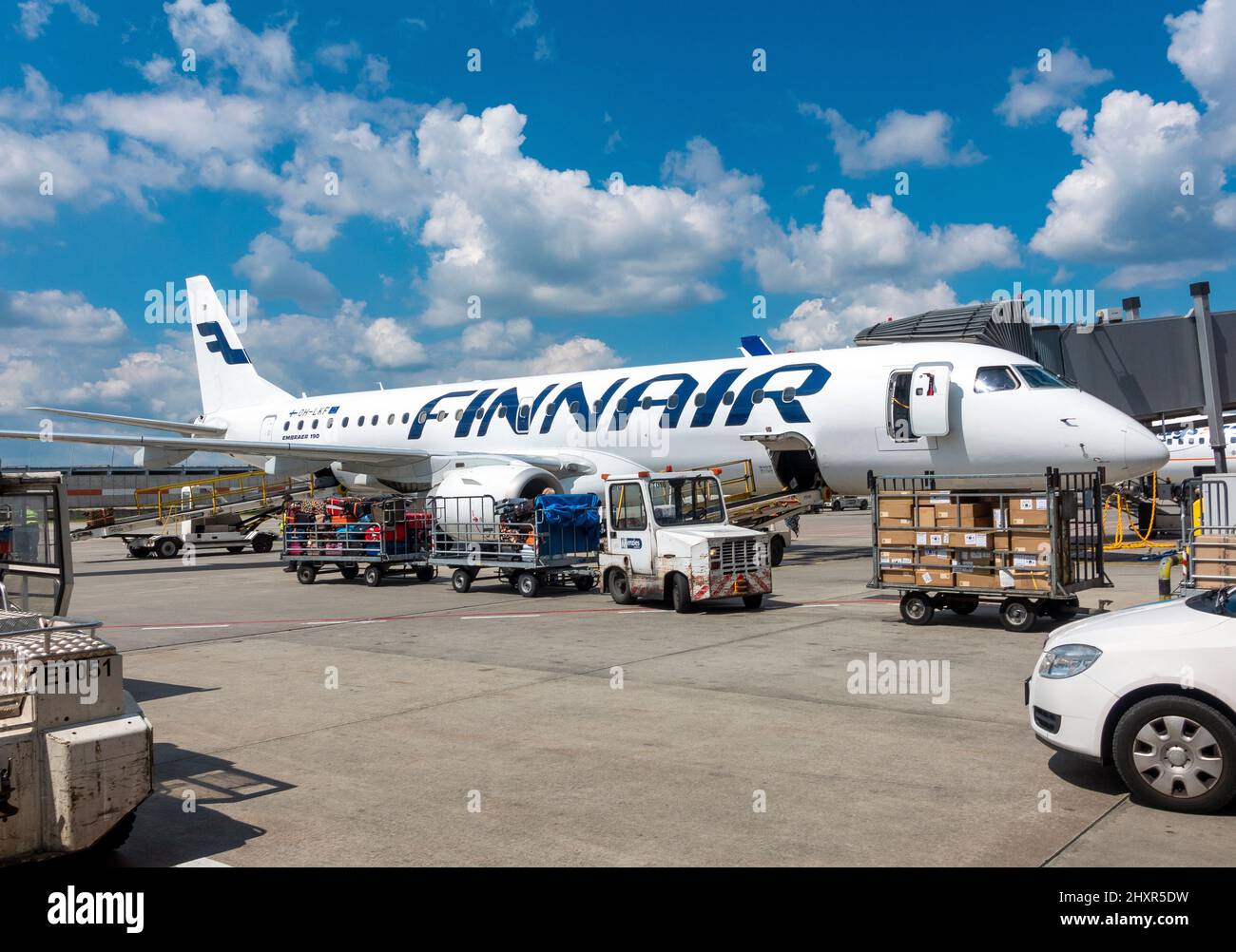 L'aereo Finnair è stato caricato con i bagagli all'aeroporto di Gatwick in Inghilterra, Regno Unito Foto Stock