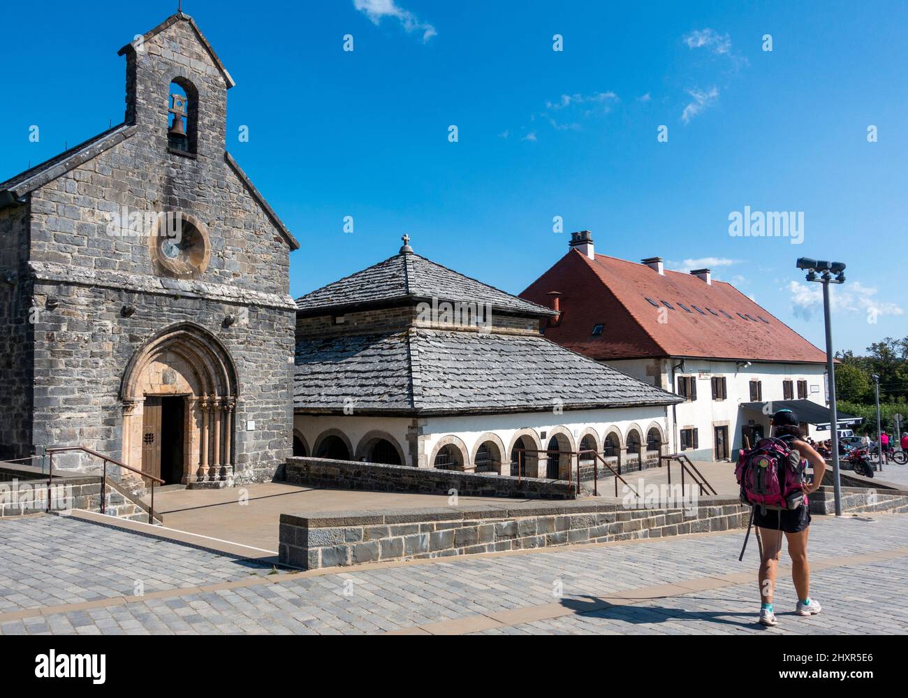 Roncesvalles un luogo di riposo preferito per i pellegrini sulla strada francese sul Camino de Santiago situato nei Pirenei in Navarra, Spagna Foto Stock