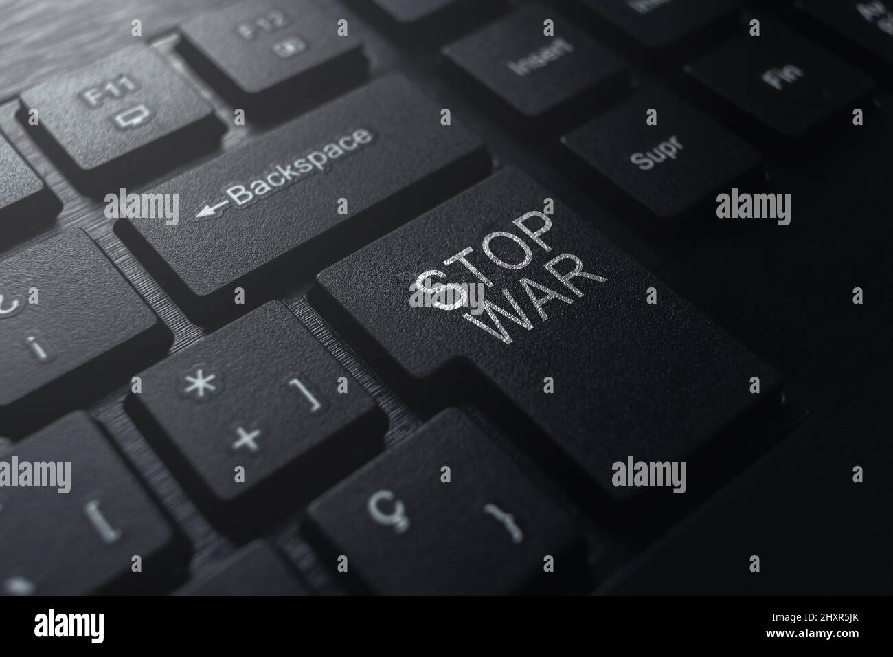 Messaggio "STOP WAR" sulla tastiera. Sfondo nero della tastiera del computer con testo "no war". Foto Stock