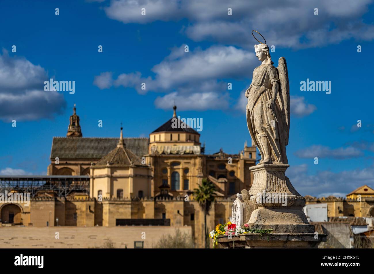 Statua des Erzengel Raffaello auf der römischen Brücke und die Mezquita a Cordoba, Andalusia, spagnolo | Statua dell'Arcangelo Raffaello sul br. romano Foto Stock