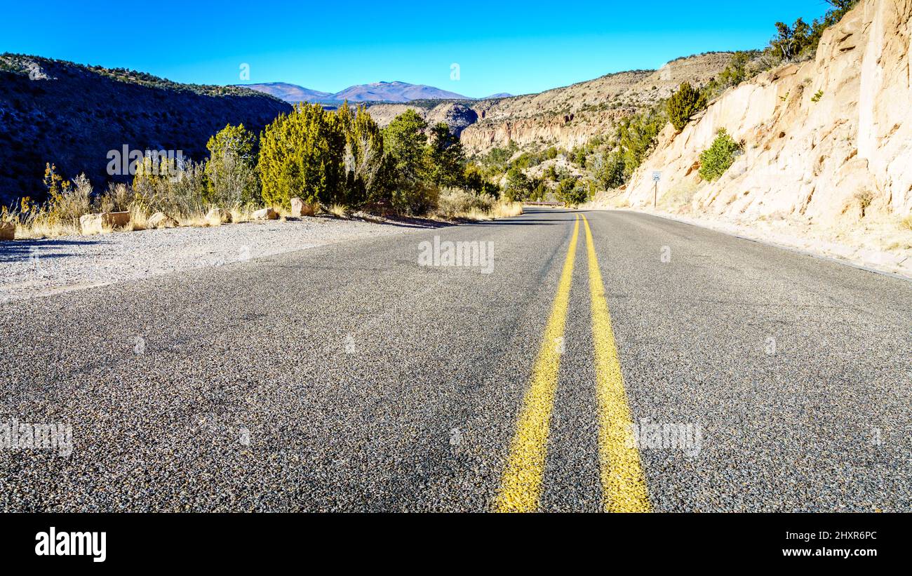 Attraversa il Frijoles Canyon nel Bandelier National Monument, New Mexico Foto Stock