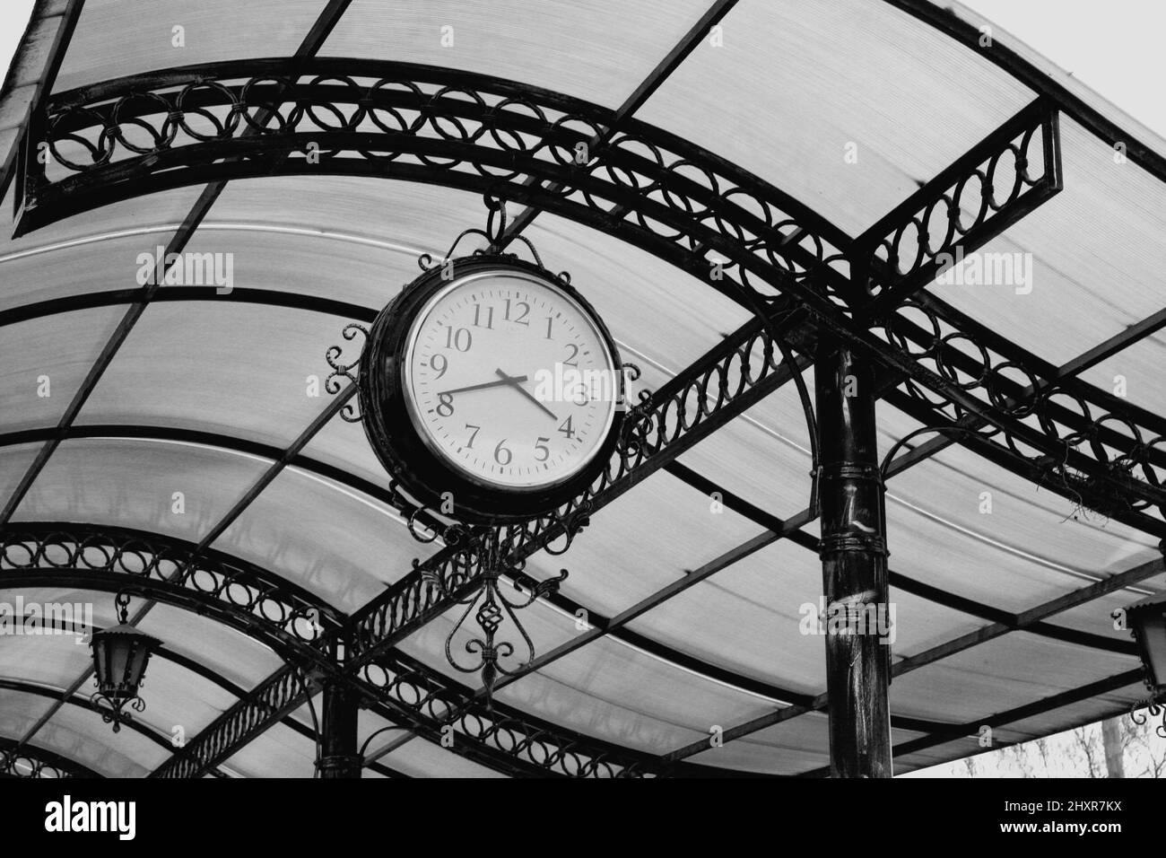 Immagini Stock - Vecchio Orologio Alla Stazione Ferroviaria. Stile Retrò  Immagine FILTRATA. Image 36651447