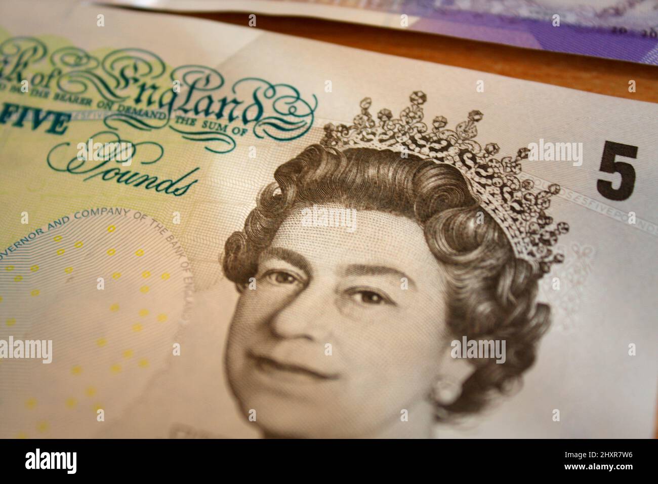 regina britannica su 5 sterline inglesi-banca nota Foto Stock