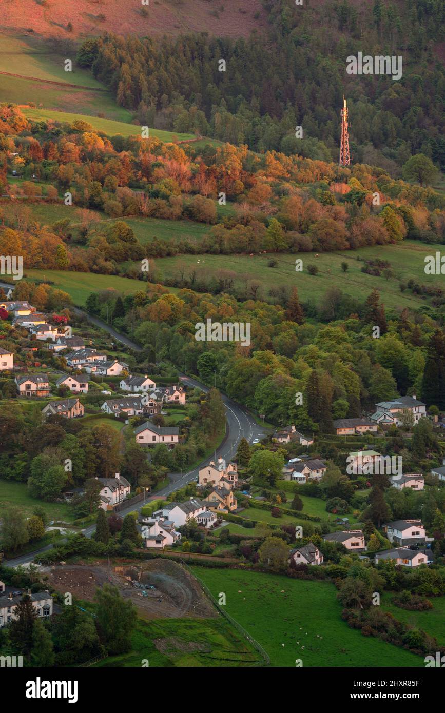 Antenna per telecomunicazioni per la tecnologia di comunicazione via radio e via satellite e reti mobili nelle campagne rurali con una bella luce notturna. Foto Stock