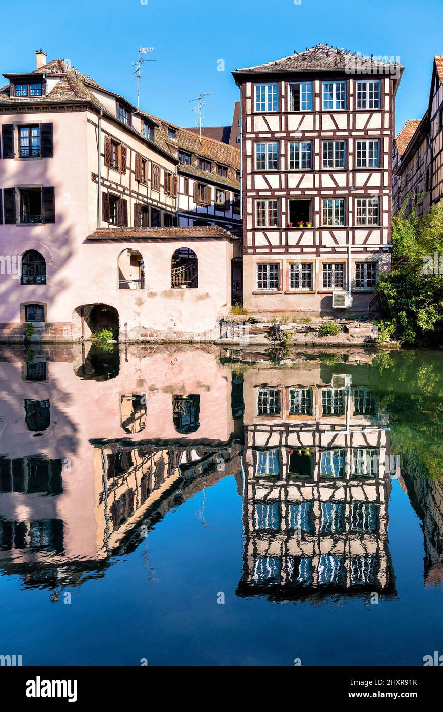 Francia, Strasburgo, il centro storico dichiarato patrimonio dell'umanità dall'UNESCO, la Petite France, lungo il molo di Bruche. Foto Stock