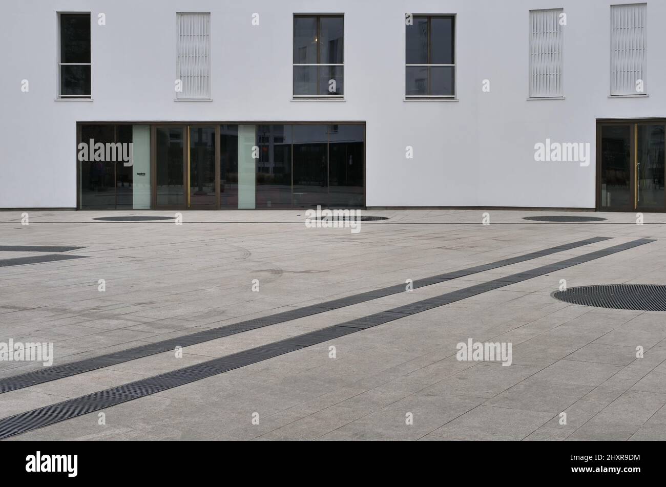 Edificio moderno vicino a palazzo imperiale storico e torre, via Brisa, Milano, Lombardia, italia Foto Stock