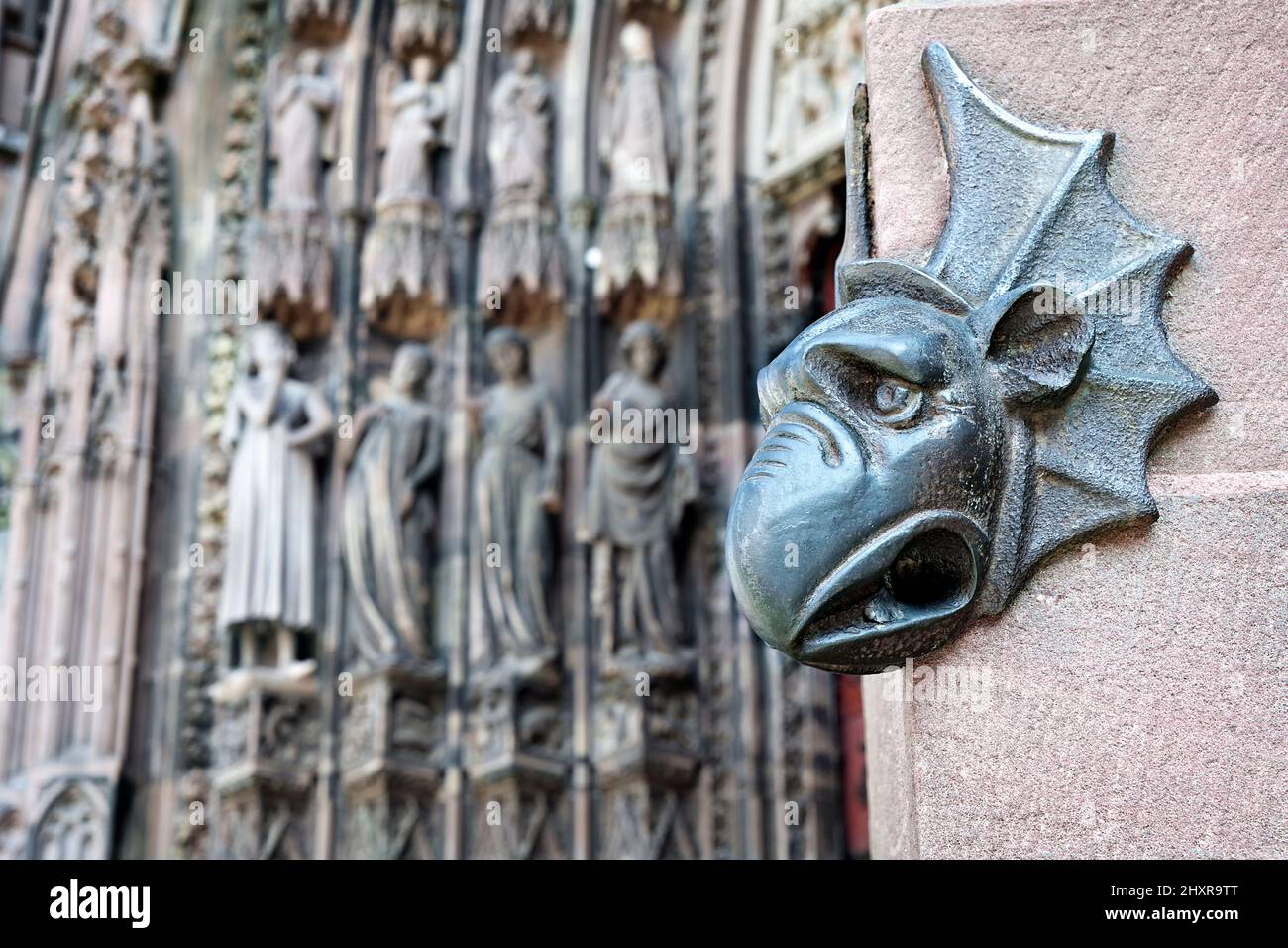 Francia, Strasburgo, dichiarata Patrimonio Mondiale dell'Umanità dall'UNESCO, la cattedrale, dettaglio di una scultura sulla facciata. Foto Stock