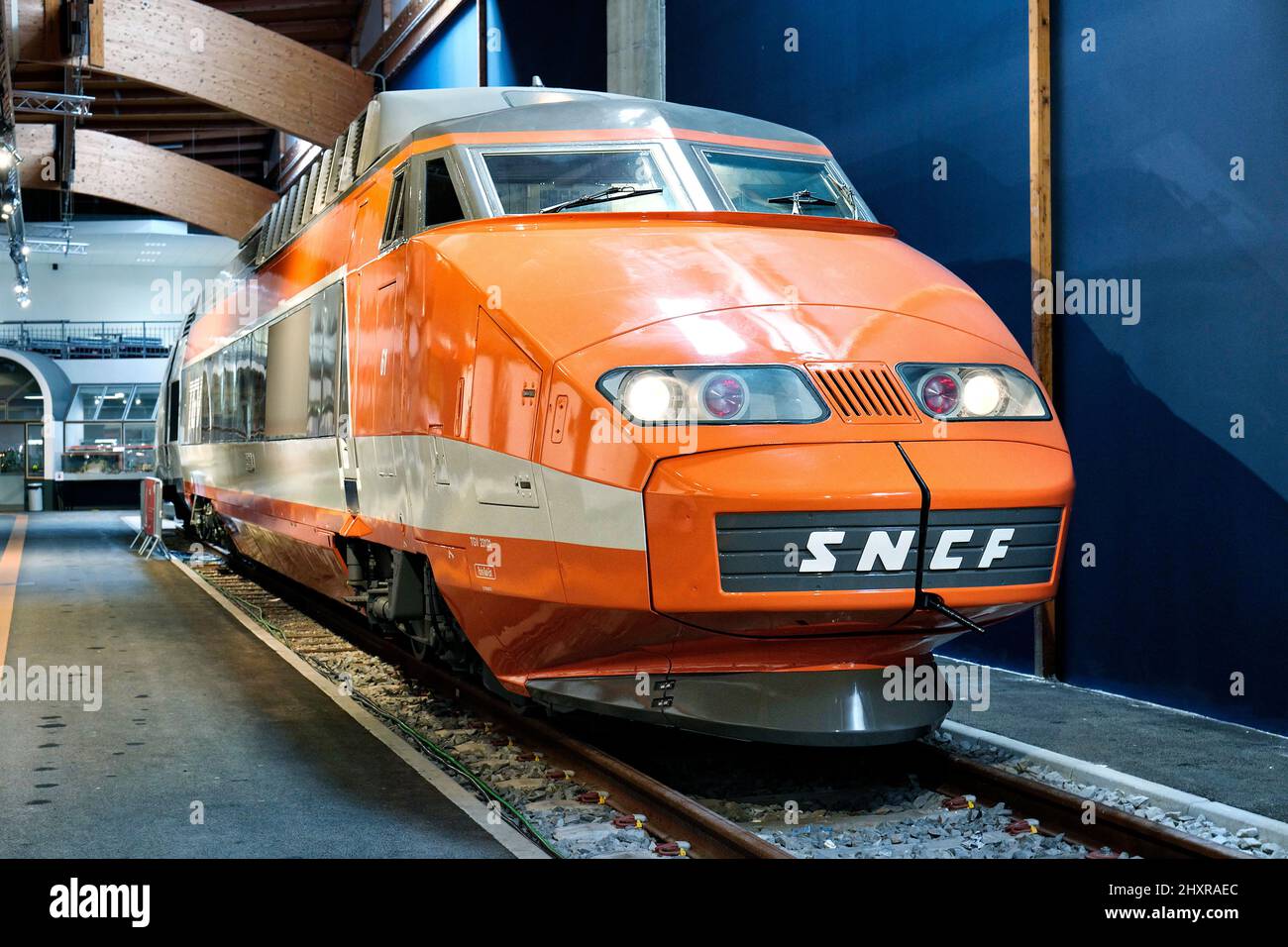 Francia, Mulhouse, Bas Rhin, la Cité du Train, la locomotiva elettrica del TGV 1980 che collega Parigi al sud-est della Francia. Foto Stock