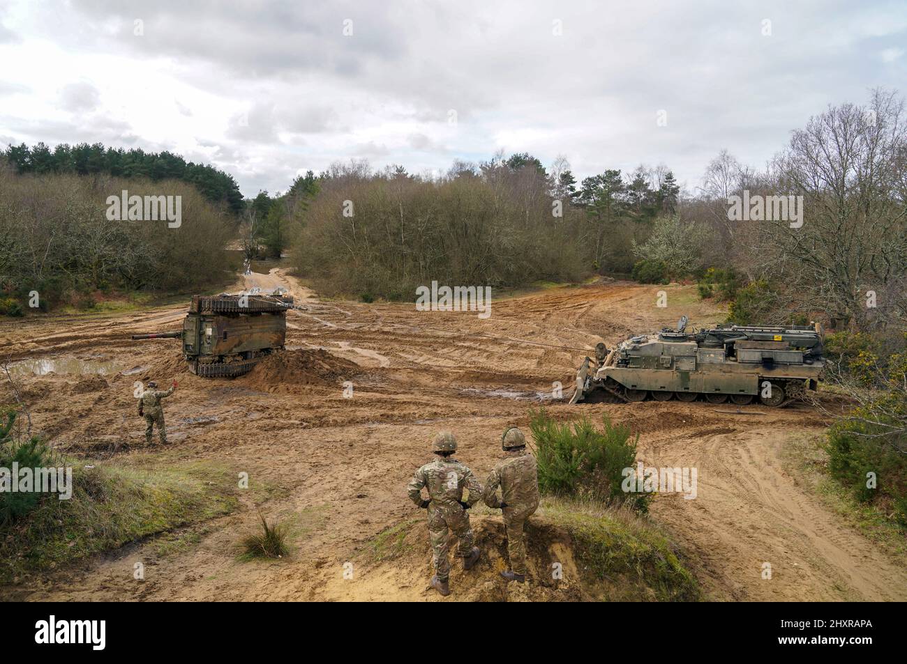 Gli ingegneri dell'esercito prendono parte alla SFIDA di ferro da sforzo dei Royal Electrical and Mechanical Engineers al campo di addestramento Longmoor di Liss, Hampshire. Data foto: Lunedì 14 marzo 2022. Foto Stock