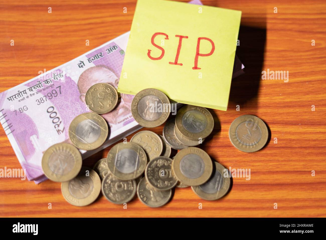 SIP con moneta e pila di soldi tabella - concetto di risparmio, investimento, finanziario e creazione di ricchezza. Foto Stock