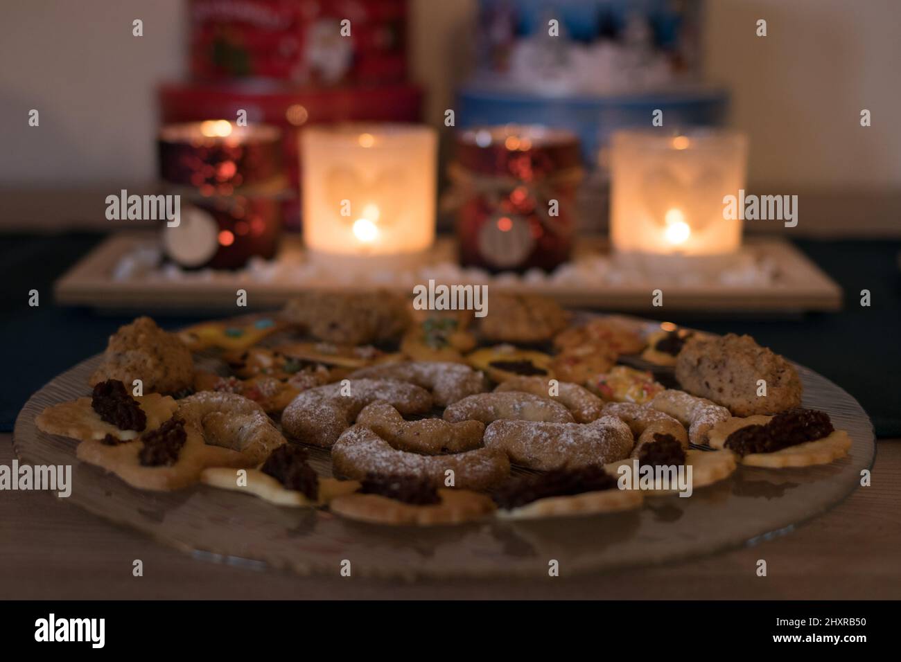 Biscotti di Natale con candele d'avvento e vasetti di biscotti sullo sfondo Foto Stock