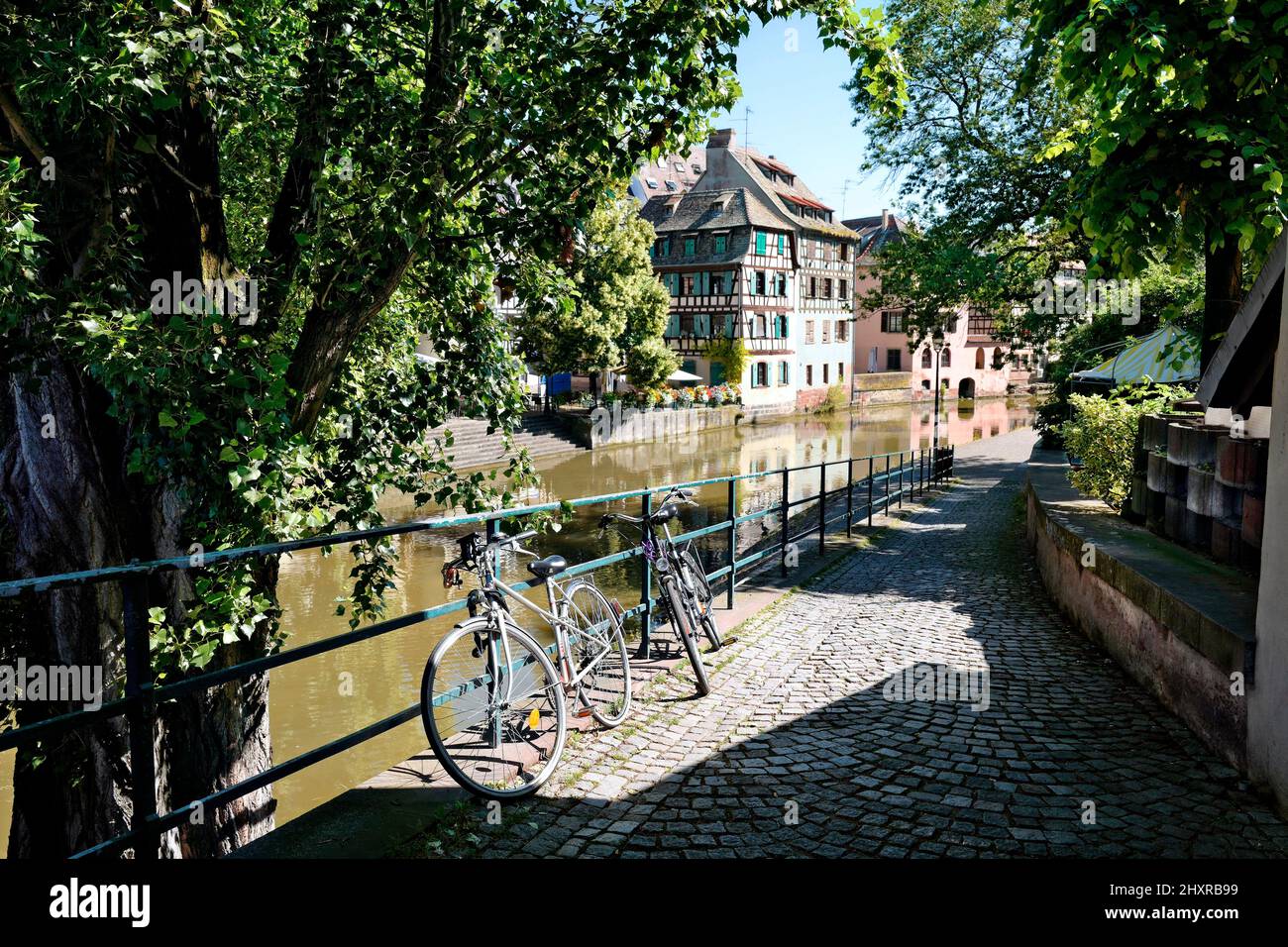 Francia, Strasburgo, il centro storico dichiarato patrimonio dell'umanità dall'UNESCO, la Petite France, lungo il molo di Bruche. Foto Stock