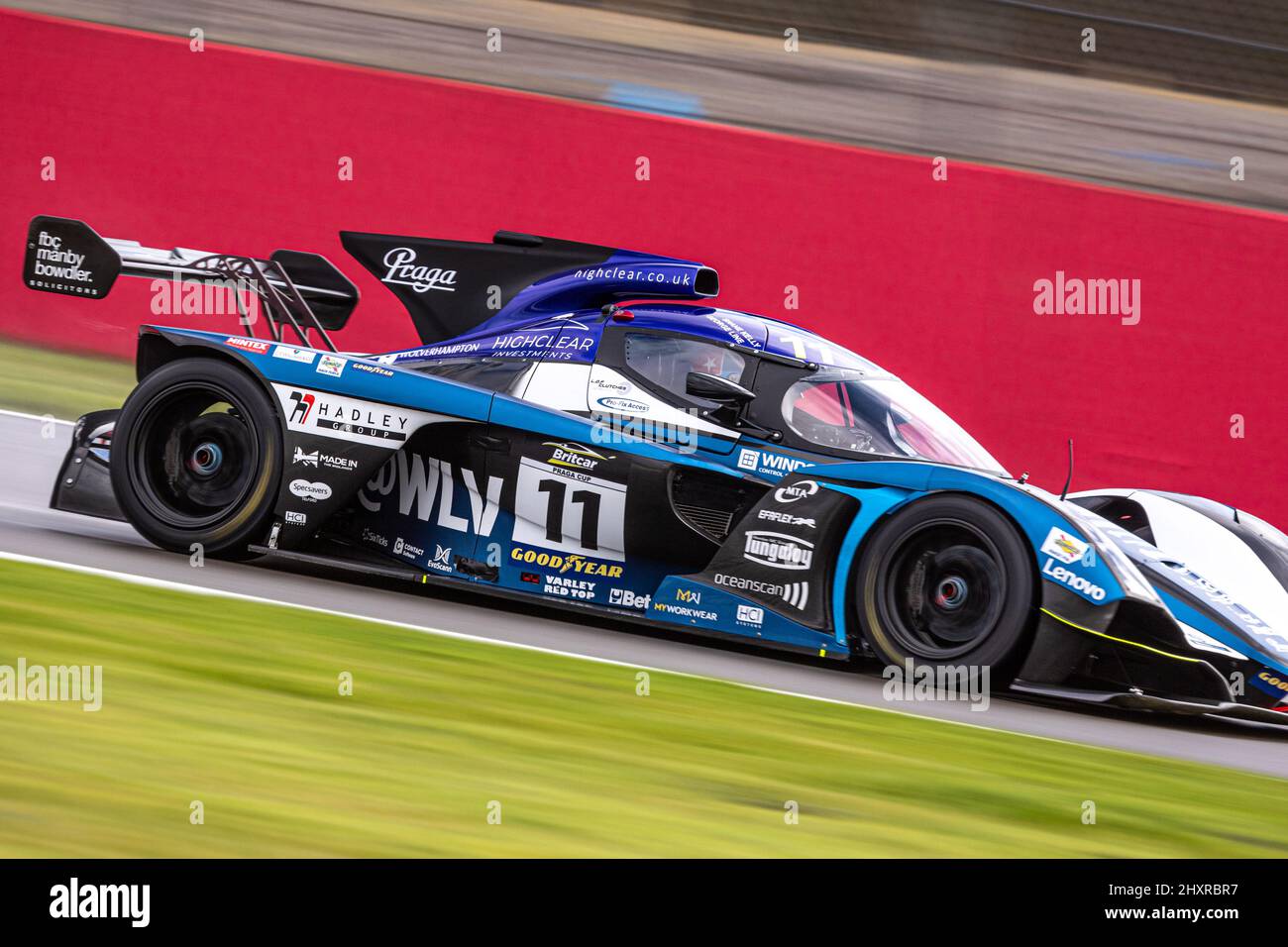 Regno Unito, circuito di Silverstone. L'azione di corse automobilistiche dei primi 2 round della Praga Cup a Silverstone dal 12th al 13th marzo, parte del Britcar Endurance Championship week-end.Pictured è la macchina numero 11 Praga R1 dell'University of Wolverhampton Racing Team gestita da studenti dell'Università guidati da Shane Kelly e George Lines. Foto Stock