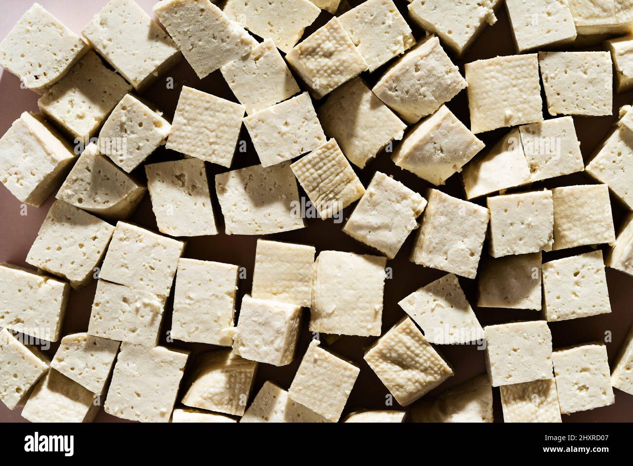 macro tofu a dadini su un piatto. alternativa vegana Foto Stock