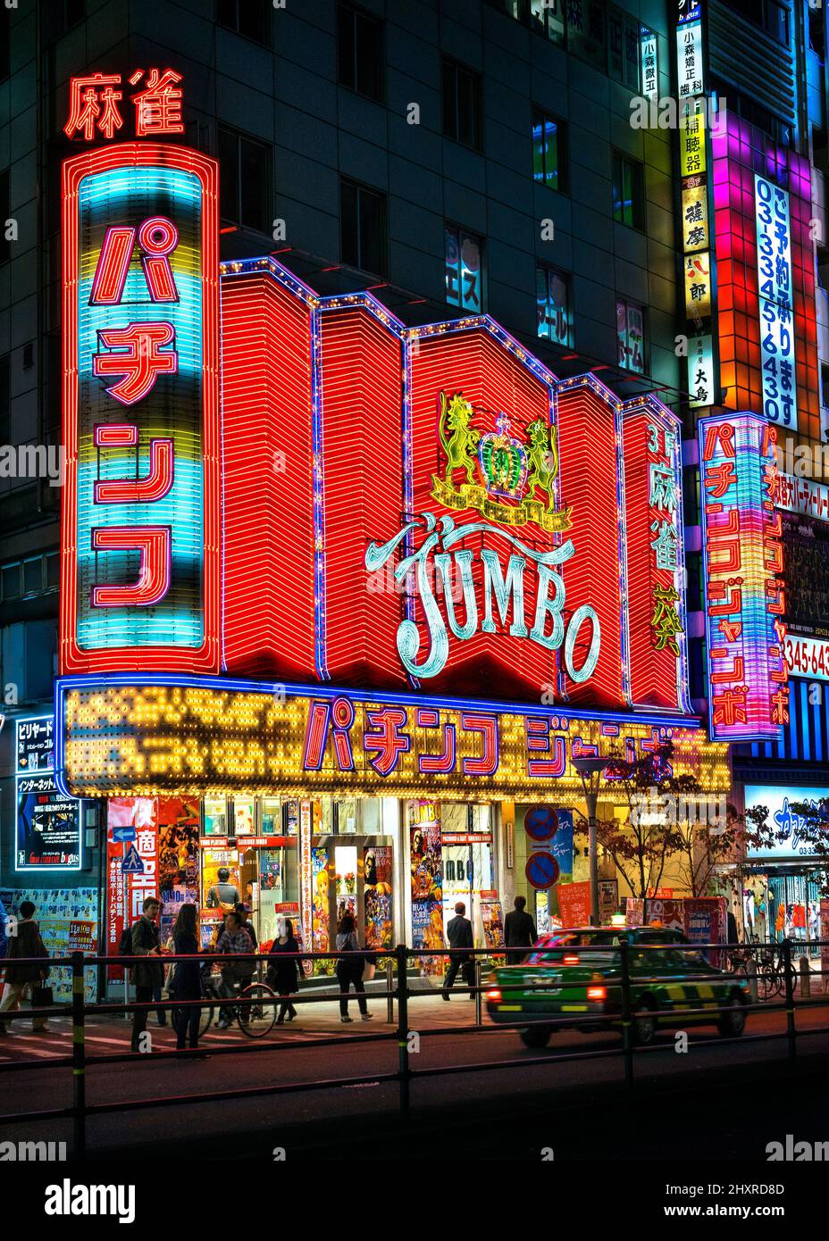 Giappone, isola di Honshu, Kanto, Tokyo, strada di notte, facciata con luci al neon. Foto Stock