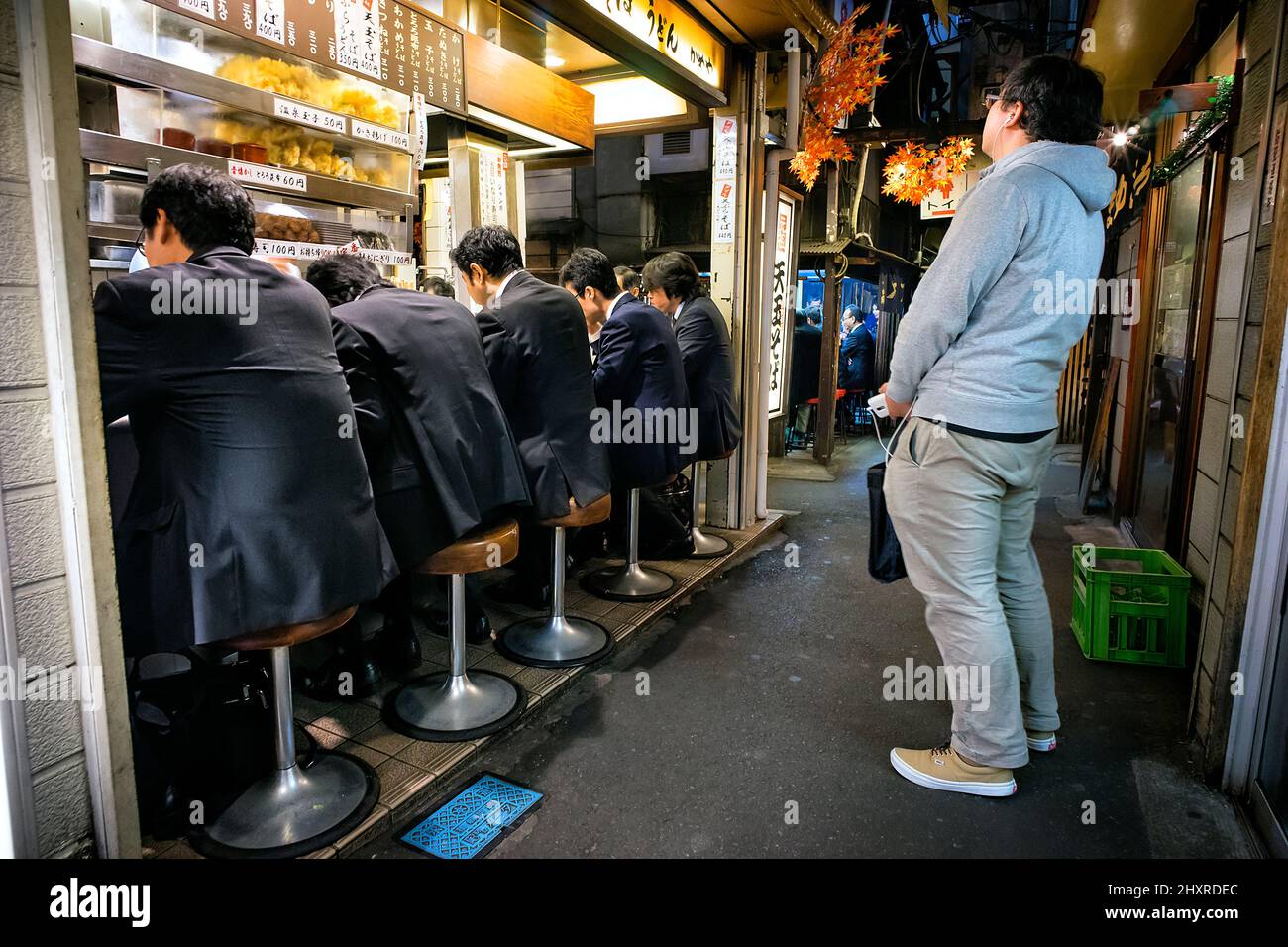 Giappone, Isola di Honshu, Kanto, Tokyo, piccoli vicoli di notte pieni di piccoli ristoranti. Foto Stock