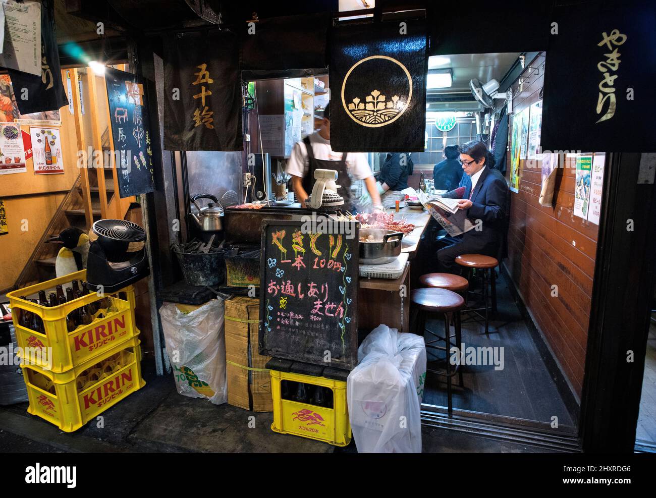 Giappone, Isola di Honshu, Kanto, Tokyo, piccoli vicoli di notte pieni di piccoli ristoranti. Foto Stock