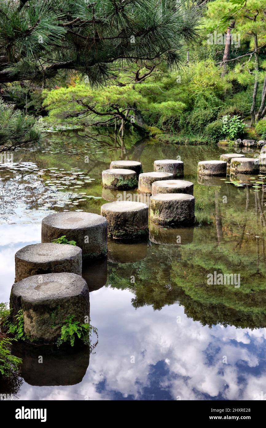 Giappone, Isola di Honshu, Kansai, Kyoto, giardini in un tempio. Foto Stock