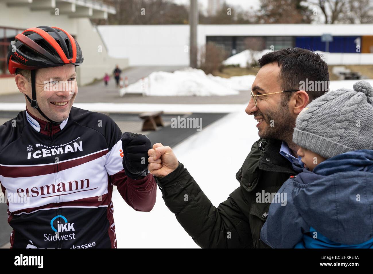 14 marzo 2022, Hessen, Francoforte sul meno: L'atleta estremo Dirk Leonhardt (l) con il direttore dello sport Mike Josef. Foto: Hannes P. Albert/dpa Foto Stock