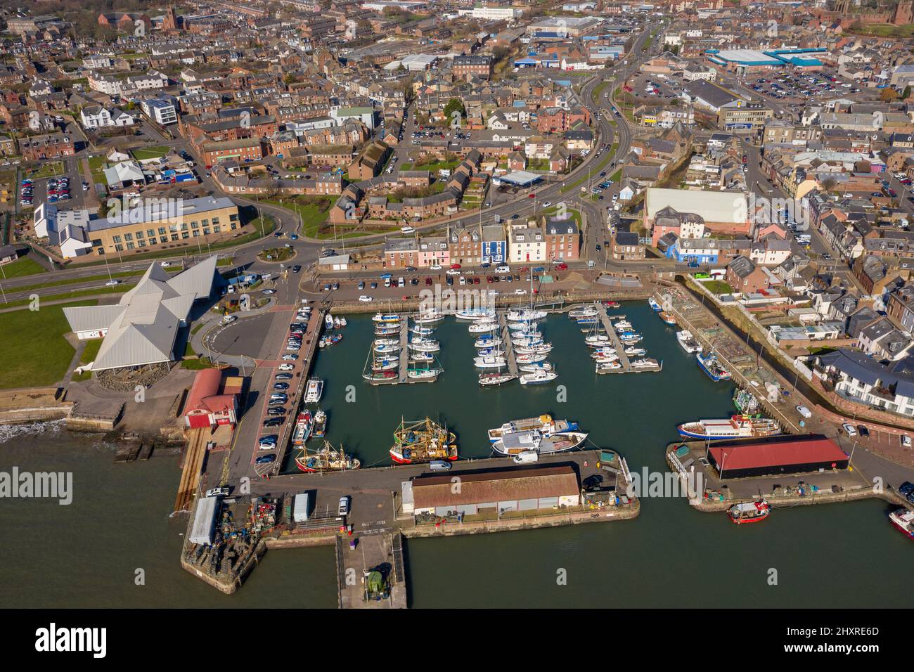 Vista aerea dal drone del porto di Arbroath, Angus, Scozia, Regno Unito Foto Stock
