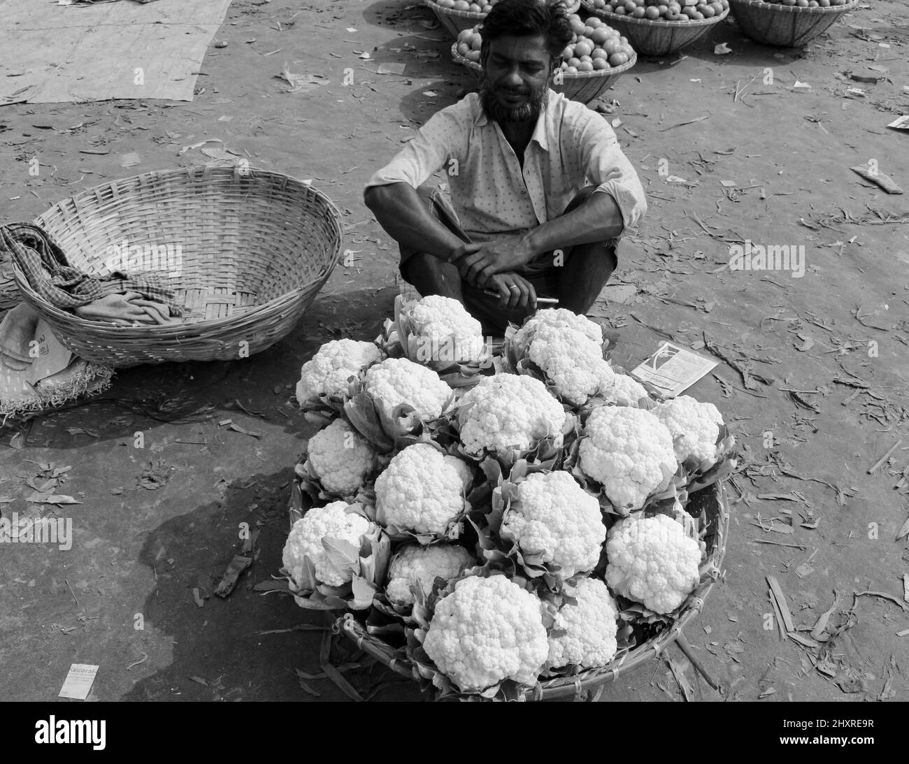 Il venditore di cavolfiore nel mercato del villaggio Foto Stock