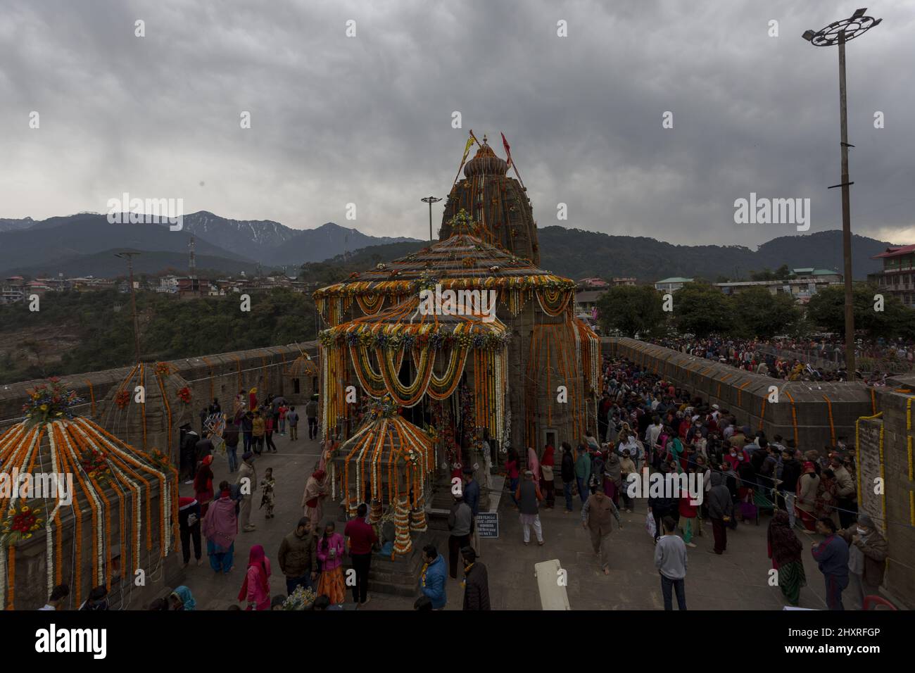 Devoti in fila al tempio di Lord Shiva, Baijnath, in occasione di Maha Shivratri Foto Stock