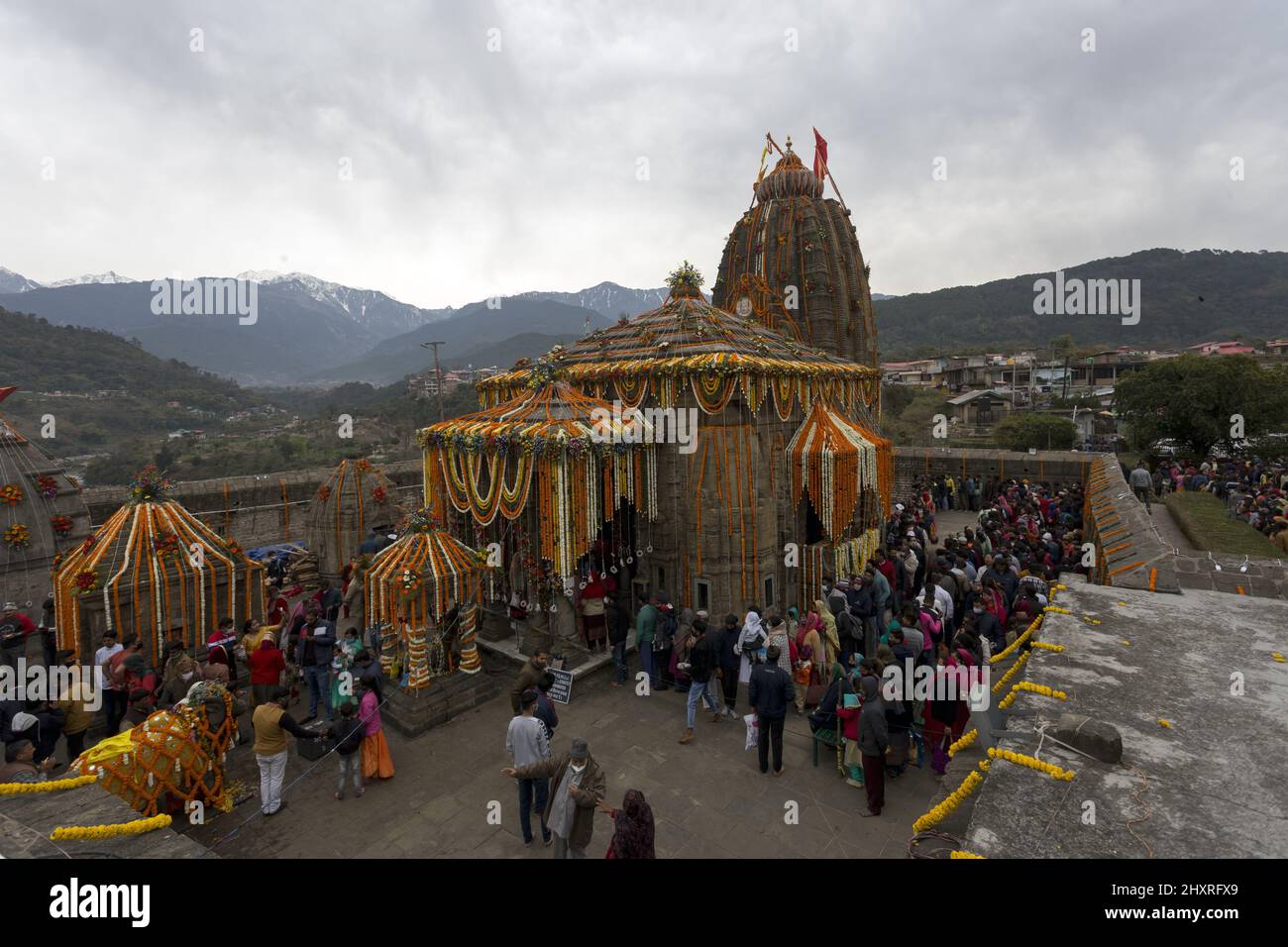 Devoti in fila al tempio di Lord Shiva, Baijnath, in occasione di Maha Shivratri Foto Stock