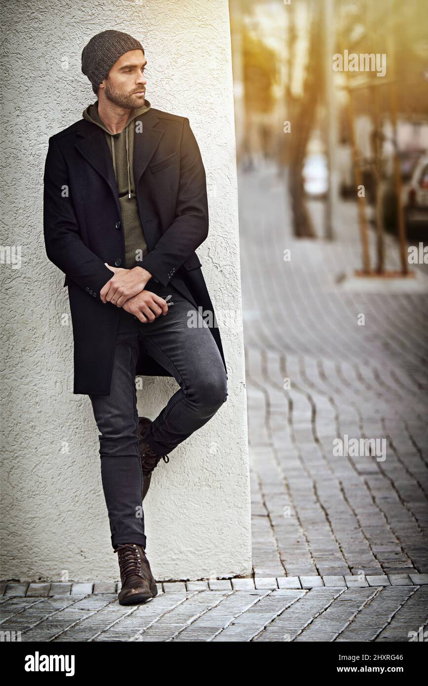 Giovane bello swag uomo outdoor nella città fotografato, ribelle - la  ribellione, swag, concetto contemporaneo Foto stock - Alamy
