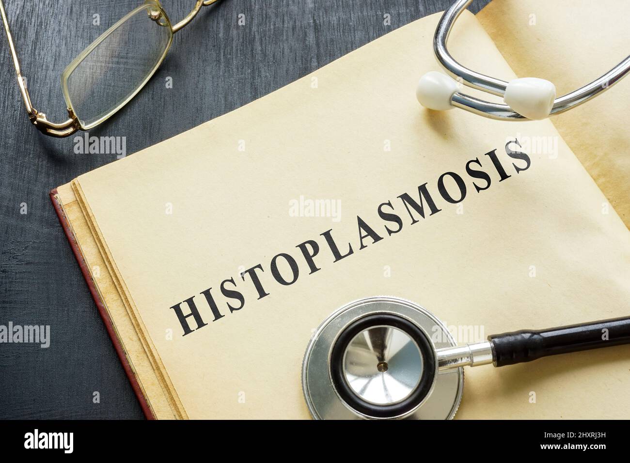 Libro sulla malattia di istoplasmosi e uno stetoscopio. Foto Stock