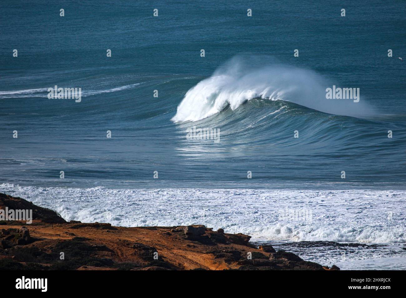 Perfetta onda che si infrange in una spiaggia. Punto di surf Foto Stock