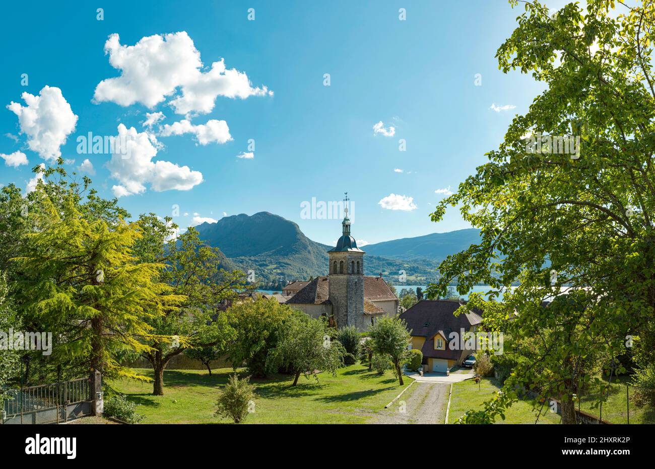 Église Saint-Maurice, Talloires, , Francia *** Caption locale *** città, villaggio, foresta, legno, alberi, Estate, montagne, lago, lago di Annecy, Foto Stock