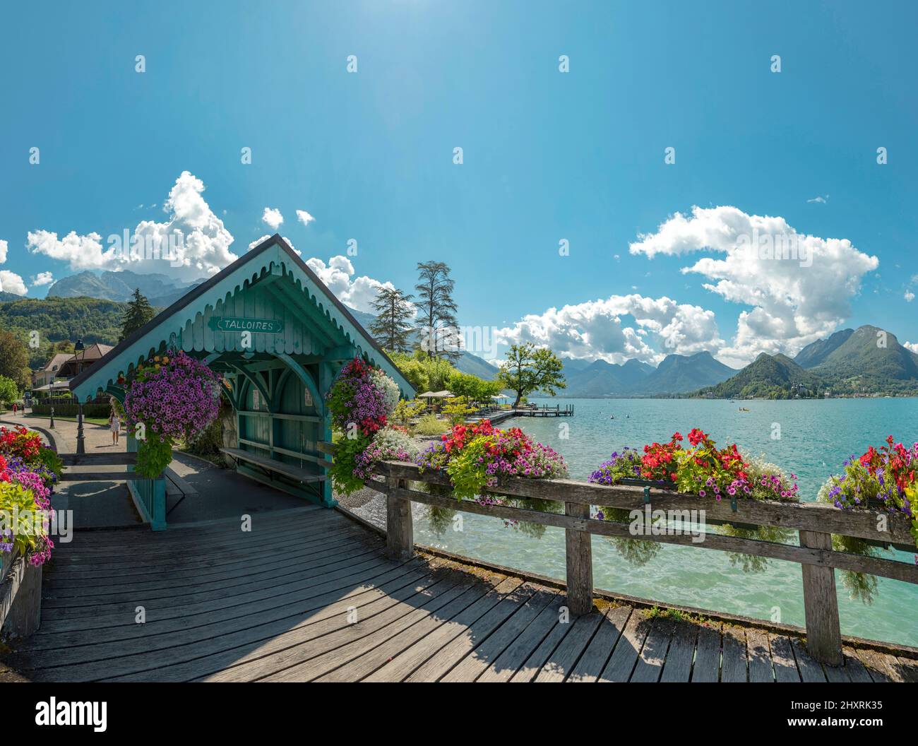 Embarcadère de Talloires, molo delle barche di andata e ritorno del lago di Annecy, Talloires, , Francia *** Caption locale *** città, villaggio, acqua, fiori, somma Foto Stock