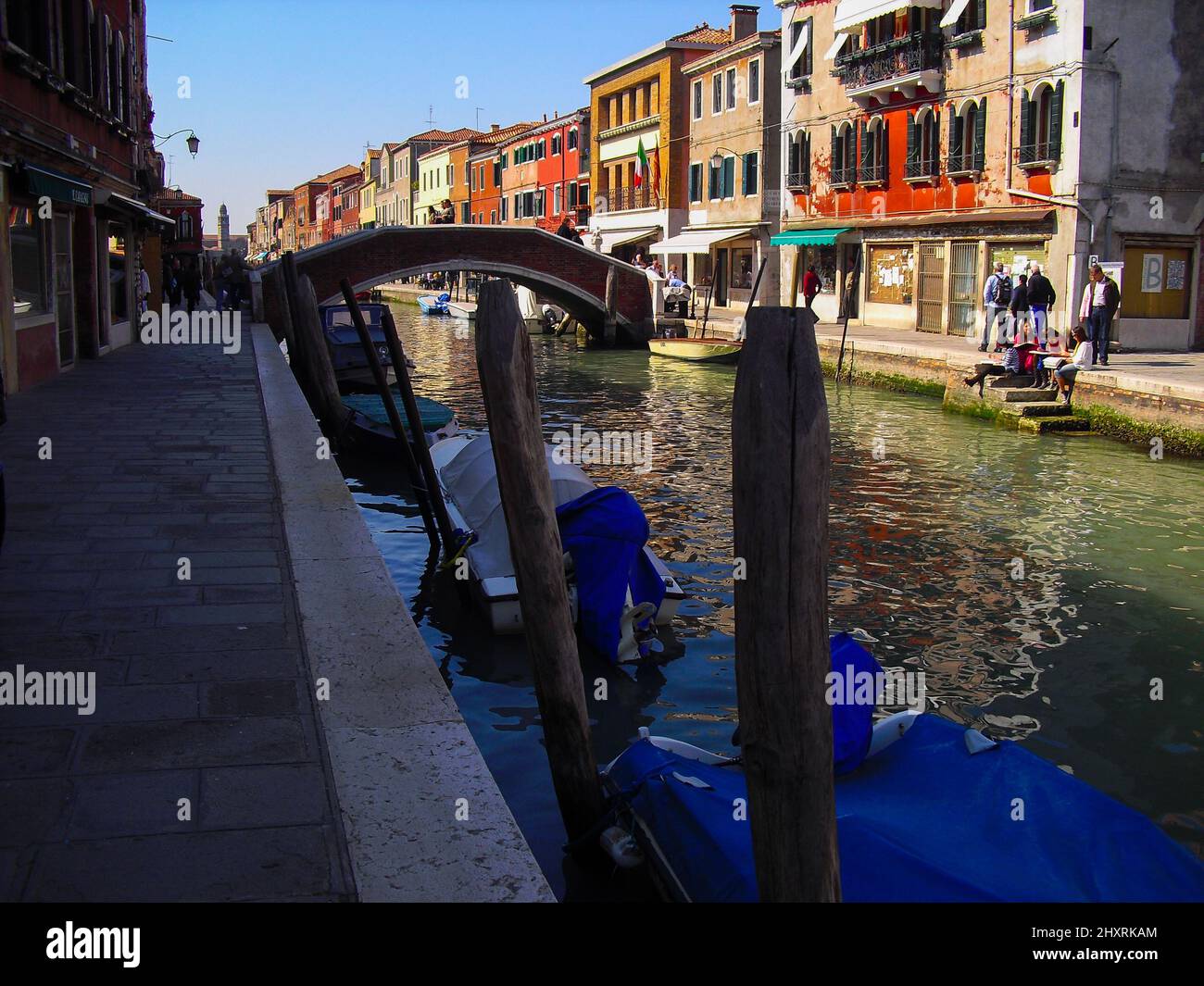 Bella vista delle barche sul fiume nella città di Murano Italia Foto Stock