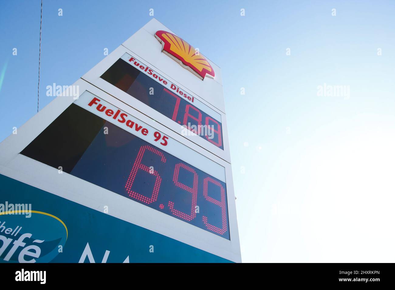 Varsavia, Polonia. 10th Mar 2022. I prezzi del gasolio e del combustibile normale sono pubblicizzati presso una stazione Shell di pompe di gas a Varsavia, in Polonia, il 10 marzo 2022. Credit: Sipa USA/Alamy Live News Foto Stock